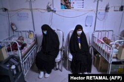 Елдің батысында орналасқан Герат қаласындағы "Шекарасыз дәрігерлер" орталығында ем алып жүрген балаларының жанында отырған әйелдер