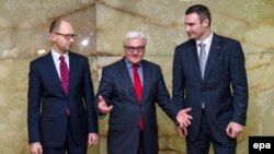 Ministrul german de externe Frank-Walter Steinmeier cu liderii opoziiei ucrainene Arseni Iateniuk si Vitali Kliciko in Berlin, 17 februarie, 2014