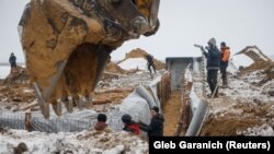 На Чернігівщині робітники будують нові укріплення для українських військовослужбовці біля кордону з РФ, 10 січня 2024 року