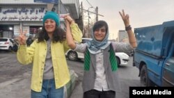 "Убактылуу" бошотулган журналисттер эркиндикке чыккандан кийин.