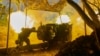 Un soldat ucrainean din Brigada a 10-a de asalt Edelweiss trage cu un tun D-30 spre pozițiile rusești de pe linia frontului de lângă Bahmut, regiunea Donețk, 5 iulie.