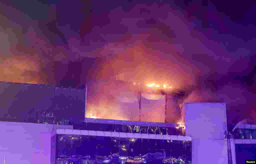 Agenția de stat Interfax afirma pe 22 martie, la ora loală 23:00, că pompierii au oprit răspândirea incendiului în clădirea centrului comercial. O parte semnificativă a sălii de concert a fost distrusă de flăcări, iar acoperișul s-a prăbușit parțial.