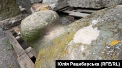 Каменная баба со следами повреждения шрапнелью