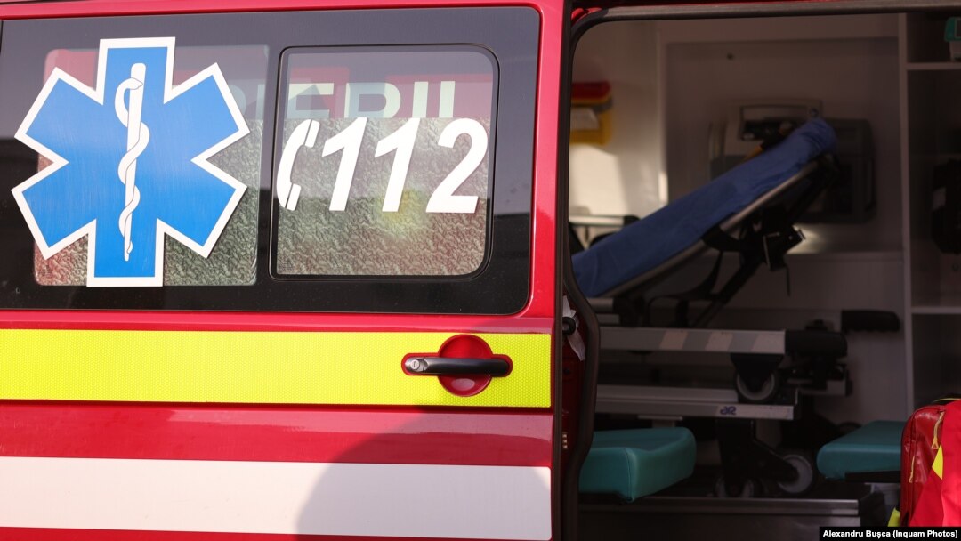 Un bărbat de 52 de ani a ajuns cu salvarea la spitalul din Satu-Mare după un accident cu scuterul şi a murit în urma încercărilor eşuate de a fi transferat la alte unităţi medicale.