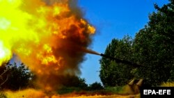 Күзгү контрчабуул маалында орустар таштай качкан Т-80 танктары менен украин аскерлери орус күчтөрүнүн позицияларына сокку уруп жатышат. Донецк облусундагы Бахмут шаарынын жанында тартылган сүрөт. 19-июнь, 2023-жыл.

