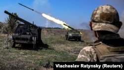 Українські військовослужбовці стріляють з малих реактивних систем залпового вогню по позиціях армії РФ поблизу лінії фронту в Запорізькій області, 19 серпня 2023 року 