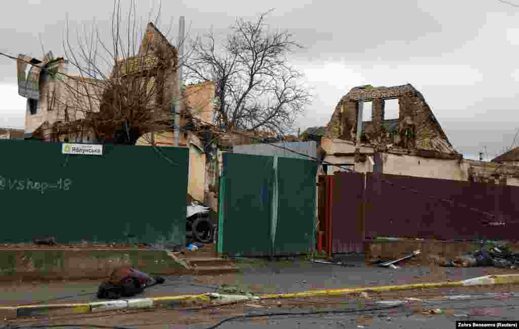 Filkina a murit pe strada Iablunska, o arteră lungă, acum infamă, de la marginea de sud a suburbiei, unde alte cadavre de civili, unii cu mâinile legate la spate, au fost lăsate în drum. Primarul orașului spune că 400 de civili au fost uciși de forțele rusești. &nbsp;