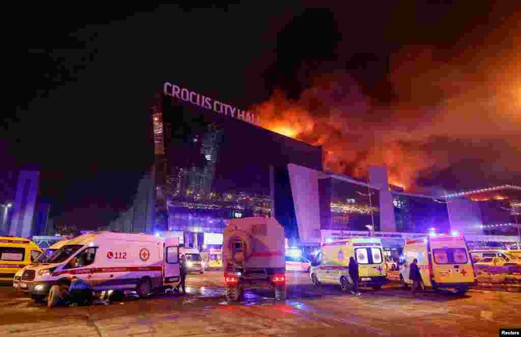 Peste 50 de ambulanțe și elicoptere de stingere a focului au fost trimise la Crocus City Hall.