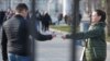 Москвада бул аял орус армиясына кошулууга чакырган баракчаларды таратып жүрөт