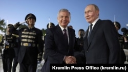 Президент Мирзияев встречает Путина в аэропорту Ташкента, 26 мая 2024 года. Пресс-служба Кремля. 