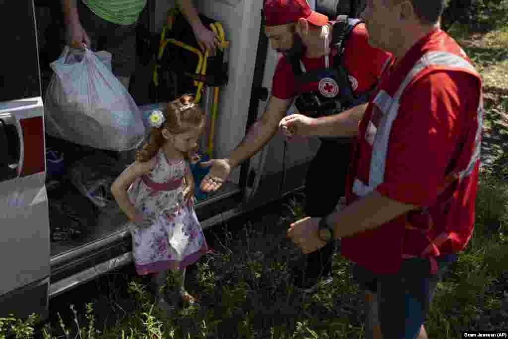 Ліля разом із мамою виходять із машини швидкої допомоги, якою вони виїхали з Куп&#39;янська в евакуацію