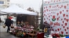 Türkmenistanda Keramatly Walentin, ýagny Söýgüliler gününe degişli plakatyň öňünde gül satýan söwda tekjeleriniň biri (Illýustrasiýa suraty)