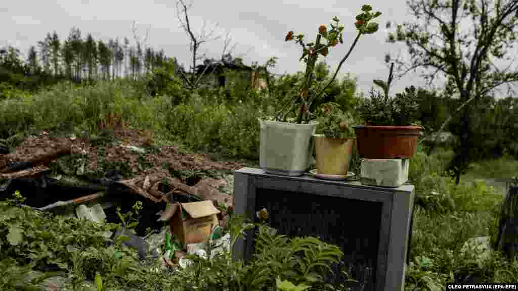 Un televizor vechi este folosit ca suport pentru plantele din grădina lor. Până la sfârșitul lunii mai, doar 18 persoane se întorseseră în satul distrus. 