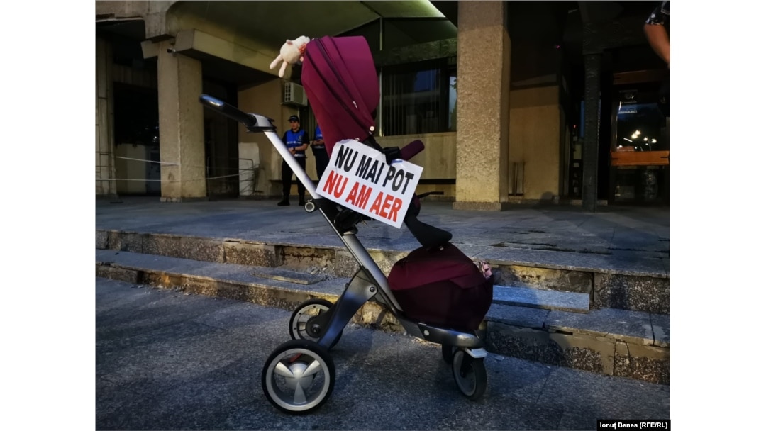 „Nu mai am aer”, ultimele cuvinte ale Alexandrei, tânăra de 25 de ani care a murit la maternitatea din Botoșani au devenit sloganul protestelor organizate zile la rând în fața Maternității din Botoșani.