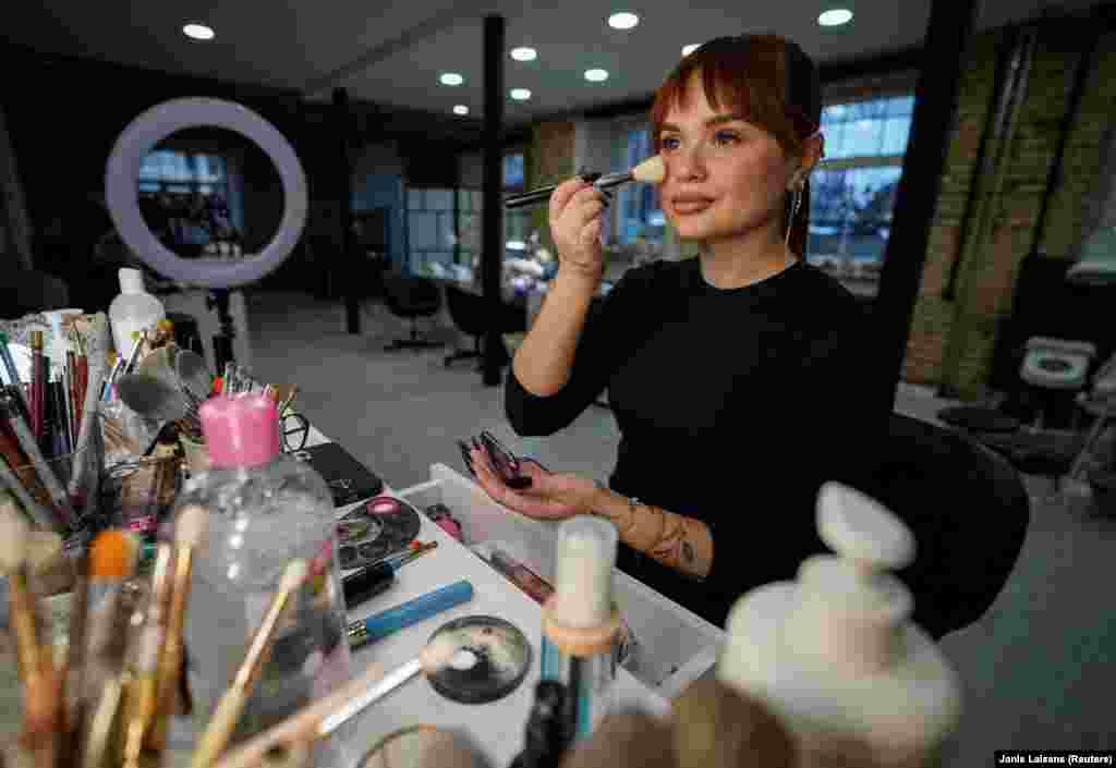 Esteticianul Irinei, Anastasia Subașeva, care locuiește acum în Vilnius, Lituania, își amintește de seara din aprilie când a dat peste o postare pe rețelele de socializare care arăta mâna fără viață. &bdquo;M-am uitat pe schimbul nostru de mesaje și am comparat pozele pe care i le-am făcut cu acea poză. Și era ea. Am început să țip.... Am plâns pe umărul mamei, m-am simțit cu sufletul gol și rănit.&quot;