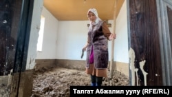 Барпы айыл аймагынын тургуну Айдана Мухаммед кызынын үч бөлмөлүү үйүнүн ичи ылайга толуп, дүкөнүндөгү азык-түлүгү сууга аккан. 