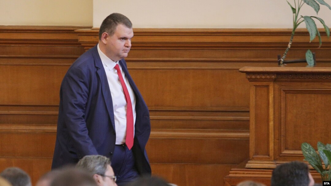 Депутатът от ДПС Делян Пеевски, санкциониран  по закона "Магнитски", когото ДПС лансира като основен автор на конституционните промени за реформа в съдебната система. 