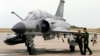 Piloți francezi lângă un avion de luptă Mirage 2000N. Fotografie de arhivă