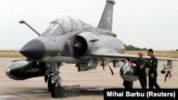 Piloți francezi lângă un avion de luptă Mirage 2000N. Fotografie de arhivă