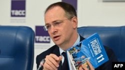 Помощник Путина Владимир Мединский презентует новый учебник для старшеклассников по всеобщей истории мира и истории России. Москва, 7 августа 2023 года.