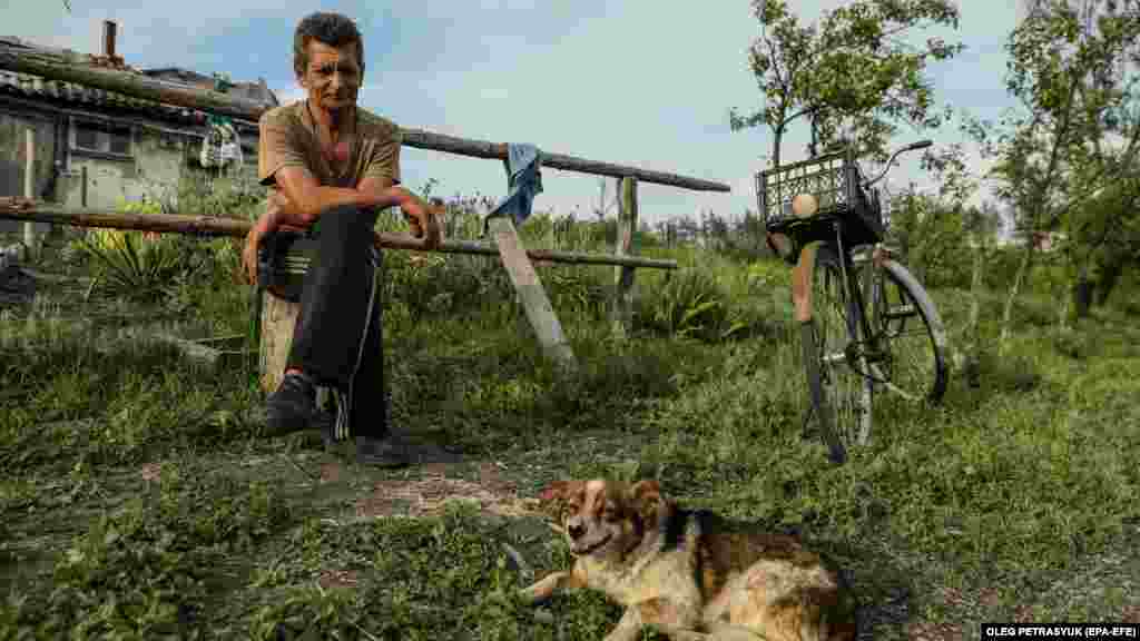 „Vine iarna în curând”, spune Nikola, hotărât să nu o petreacă așa cum a făcut-o pe ultima. „Am cultivat cartofi și roșii. Vor crește atâta timp cât nu mai există bombardamente.”