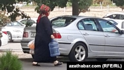 Ýaşaýjylar müňlerçe manat möçberindäki goşmaça tölegleri tölemekde kynçylyk çekýärler. (Illýustrasiýa suraty)
