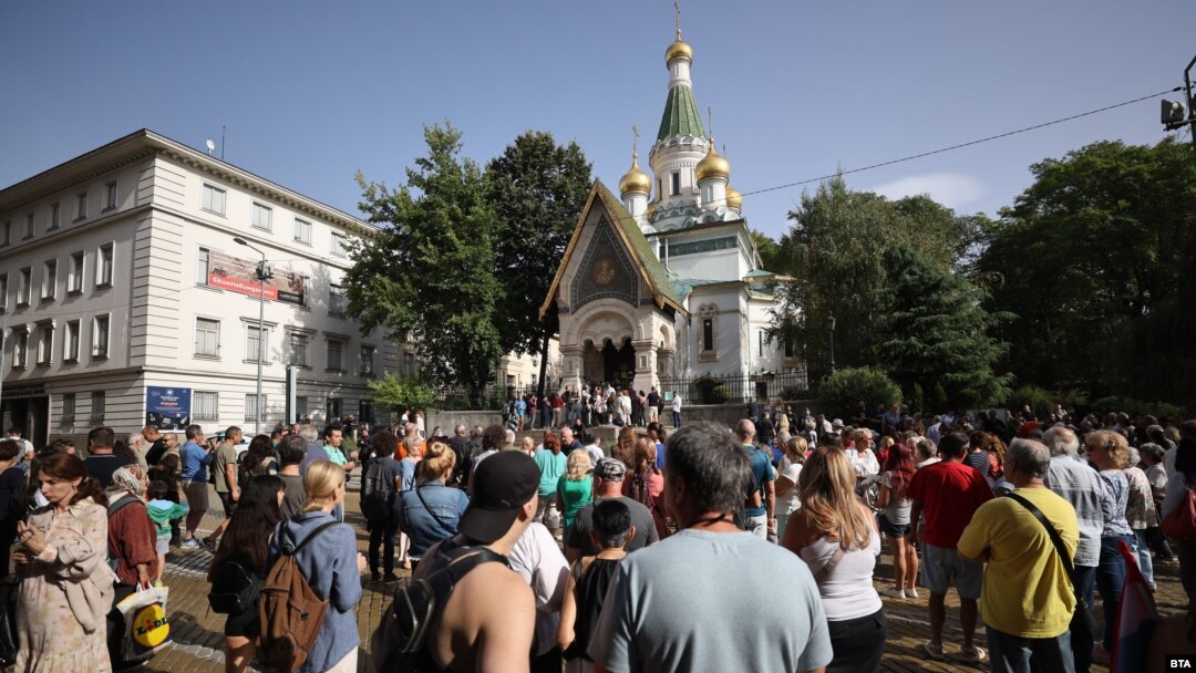 Граждани се събраха в неделя пред руската църква в знак на несъгласие със затварянето ѝ. София, 24 септември