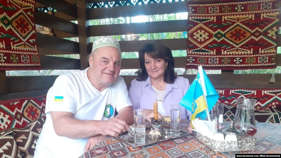 Колишній кримський політв'язень Едем Бекіров та його дружина Гульнара Бекірова в альтанці у дворі свого будинку в Новоолексіївці Херсонської області, фото із сімейного архіву