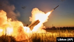 Українські військові ведуть вогонь по позиціях армії РФ із трофейної російської термобаричною ракетної установки ТОС-1А «Солнцепьок». Поблизу Кремінної на Луганщині, 7 липня 2023 року 