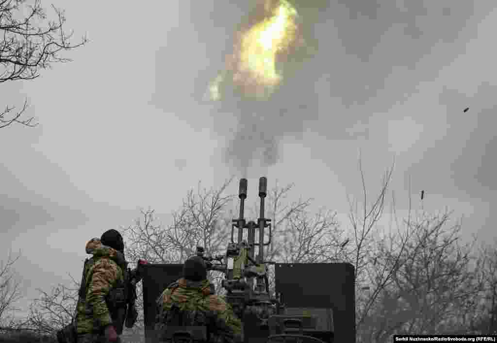 За мить до них долучається «ЗУшка», «Ланцет» змінює рух і падає за декілька десятків метрів у поле. Чути вибух. «Є!!!» – кричать військові