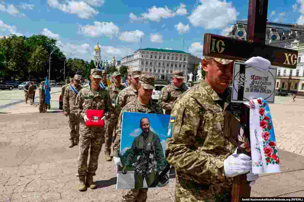 &laquo;Сьогодні ми попрощалися з нашим бойовим побратимом, з льотчиком асом, справжнім патріотом. Людиною, яка жила небом&raquo;, &ndash; сказав про загиблого пілота&nbsp;Анатолій Кривоножко, командувач Повітряного командування &laquo;Центр&raquo;