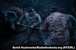 Бійці 126-ї окремої бригади тероборони заряджають гаубицю Д-30 на Херсонщині в березні 2024-го року