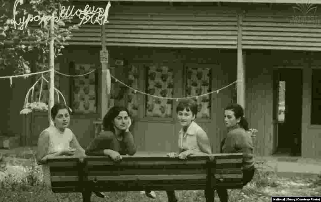 შოვი ბოლო დრომდე რესპუბლიკური დონის ბალნეოლოგიურ კურორტად რჩებოდა. წლების განმავლობაში აქ ათამდე თაობა ისვენებდა, მკურნალობდა და ერთობოდა. &bdquo;შოვი იყო სამოთხე დედამიწაზე, თავისი ბუნებით, მდებარეობით და &nbsp;მინერალური წყებით. მთელი ბავშვობა შოვში მაქვს გატარებული. დედაჩემი საბავშვო ბაღში მუშაობდა და შოვში თითქმის ყოველ წელს ადიოდნენ ბავშვები დასასვენებლად. ალბათ სტუმარი არ დაგვიტოვებია, აქ რომ არ ამოგვეყვანა&ldquo;, - იხსენებს რაჭველი ექიმი შუქურა ჯაფარიძე. ფოტოზე: 1968 წელი, გოგოები შოვში ისვენებენ.