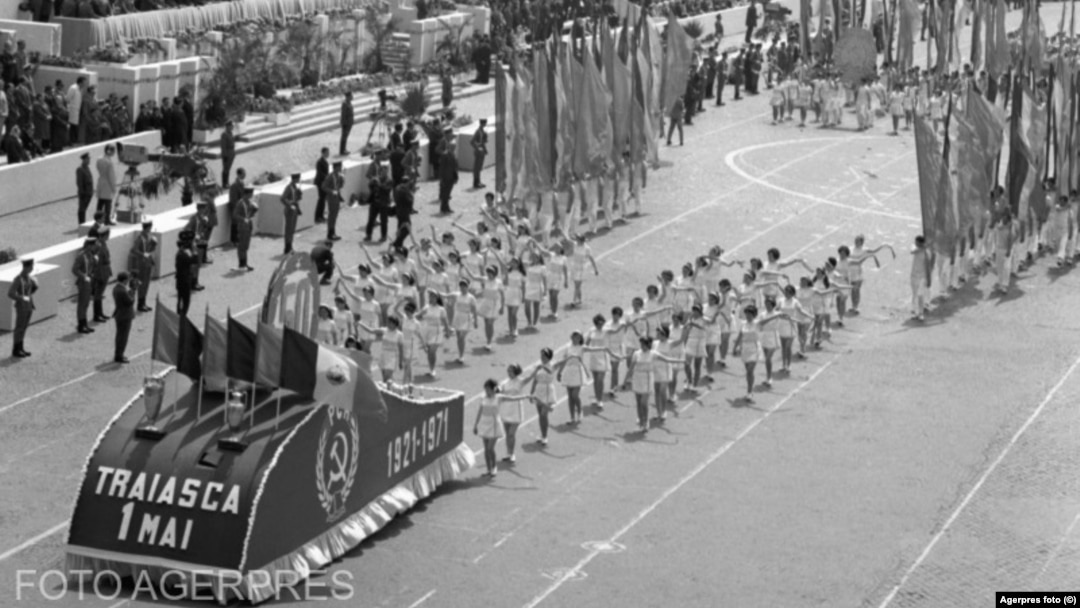 Defilare de 1 mai 1971. Manifestațiile erau pregătite timp de câteva săptămâni, în ore și ore de exerciții care aveau loc în afara programului de lucru al angajaților, neplătite. Viața privată nu conta. Dimpotrivă, regimul avea nevoie să nu le lase cetățenilor timp liber.