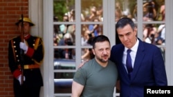 Președintele ucrainean Volodimir Zelenski a fost primit luni, la Madrid, de premierul spaniol Pedro Sanchez. El a fost întâmpinat la aeroport de Regele Felipe, un gest care subliniază importanța vizitei liderului ucrainean pentru Madrid.