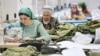 Работниците в руските предприятия от отбранителната промишленост, като тази фабрика за военни облекла и униформи в Грозни, получават по-високи от средните заплати поради недостиг на работна ръка. 