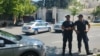 Polițiști sârbi în fața ambasadei israeliene din Belgrad după atacul asupra unui gardian al ambasadei, pe 29 iunie. 