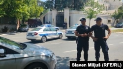 Polițiști sârbi în fața ambasadei israeliene din Belgrad după atacul asupra unui gardian al ambasadei, pe 29 iunie. 