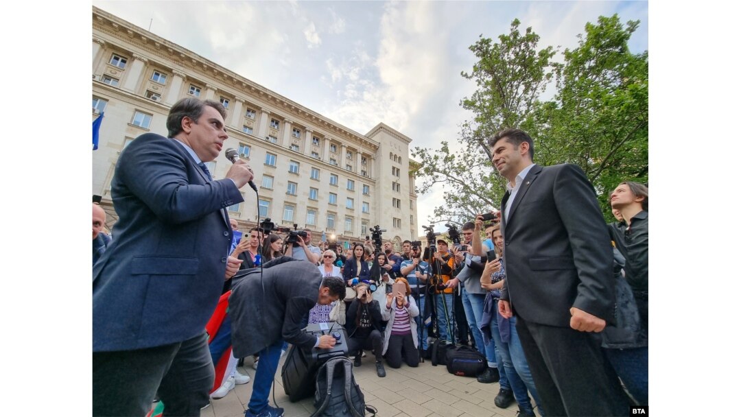 Асен Василев и Кирил Петков говориха заедно с други депутати от ПП-ДБ пред протестиращите.