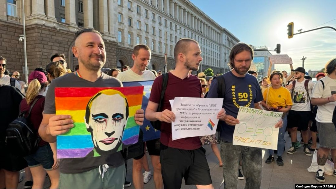 În imagine, manifestanți care se opun amendamentului de lege care interzice „propaganda” LGBT în școli, la o acțiune de protest în Sofia, marți 6 august.