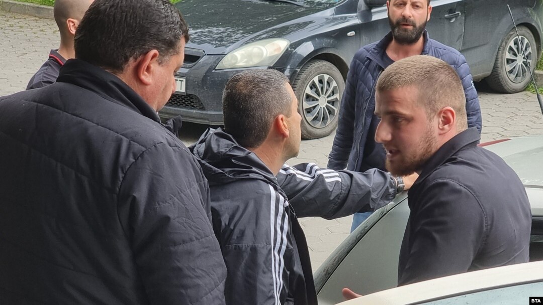 Кристиян Христов (вдясно) по време на ареста си пред сградата на БТА в сряда.
