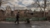 До пакету увійде базова екстрена допомога, така як харчі, ліки, вода та притулок для українців у найбільш постраждалих районах. На фото: житель Лимана везе вугілля для опалення свого будинку, січень 2024 року