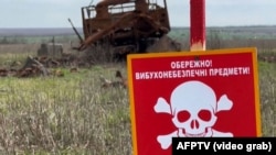На місці події працювали бійці місцевої пожежної команди, піротехніки ДСНС і правоохоронці. Остаточні обставини встановлюються, кажуть рятувальники
