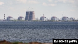 Запорізька АЕС в окупованому Енергодарі, який видно з Нікополя, квітень 2022 року