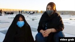 مادر فرزاد انصاری‌فر در کنار دخترش بر آرامگاه فرزاد