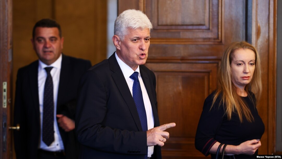 Служебният министър на отбраната Димитър Стоянов заедно с медийната си съветничка Жанет Пашалиева.