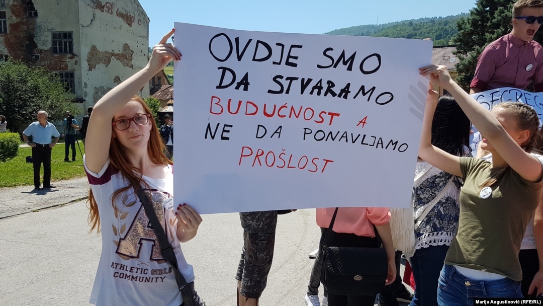 Protest đaka u Travniku protiv programa razdvajanja "dve škole pod jednim krovom", 2017.