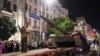 Membrii Wagner încarcă un tanc pe camion pe o stradă din Rostov pe Don, Rusia, sâmbătă, 24 iunie 2023, înainte de a părăsi o zonă din sediul Districtului Militar de Sud.<br />
<br />
Purtătorul de cuvânt al Kremlinului, Dmitri Peskov, a declarat că trupele lui Evgheni Prigojin care s-au alăturat răscoalei nu vor fi supuse urmăririi penale, iar cei care nu au participat vor primi contracte oferite de Ministerul Apărării. După încheierea acordului sâmbătă, Prigojin a ordonat trupelor sale să oprească avansul spre Moscova și să se retragă în taberele de câmp din Ucraina, unde luptau alături de trupele ruse.