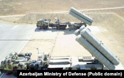 دو پرتابگر چهارتایی یکی از دو آتشبار اس-۳۰۰پی ام یو-۲ نیروی پدافند هوایی جمهوری آذربایجان