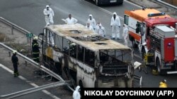 Остатоци од автобусот.